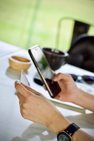 Dizüstü smartphone ödemeler online kullanan kadın 