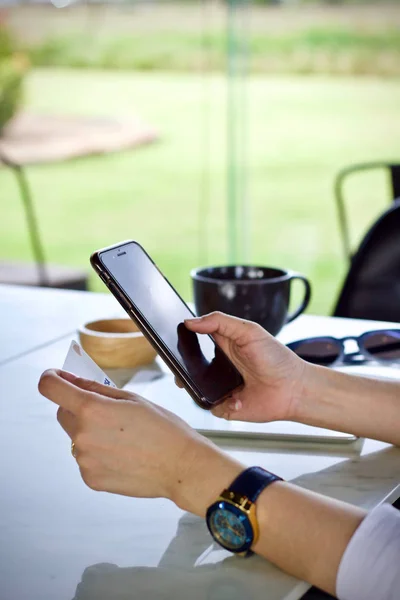Dizüstü smartphone ödemeler online kullanan kadın 