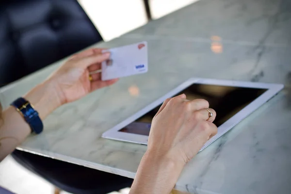 Online alışveriş dizüstü bilgisayar ödeme kullanan kadın 