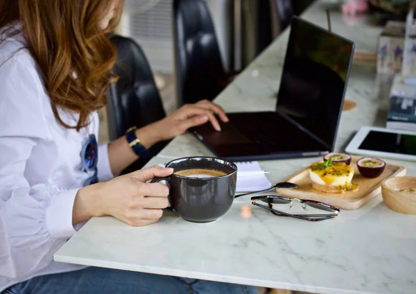 Woman Using Laptop Working Drinking Coffee Cup — Stock Photo, Image
