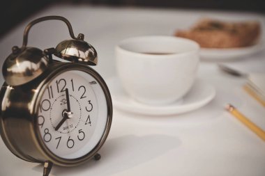 Kahve fincanı sıcak, dizüstü bilgisayar kalem işi de sabah evden. 