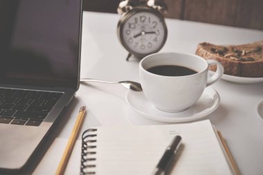 Kahve fincanı sıcak, dizüstü bilgisayar kalem işi de sabah evden. 