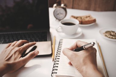Kahve fincanı sıcak, dizüstü bilgisayar kalem işi de sabah evden. 