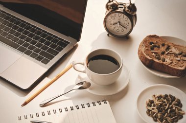 Kahve fincanı sıcak ve sabahları evden bilgisayarlı kalem işi.