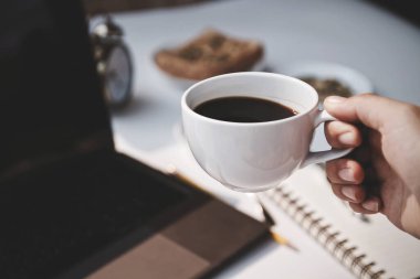 Kahve fincanı sıcak ve sabahları evden bilgisayarlı kalem işi.