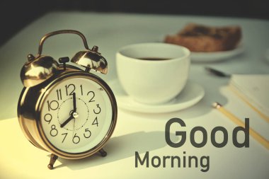 Sabahları kahve fincanı sıcak olur.