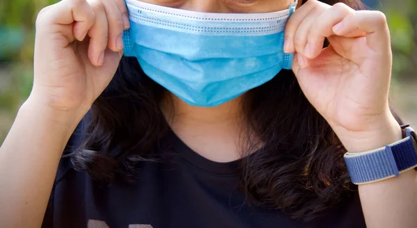 Asijské Mladá Žena Nošení Hygienické Ochranné Masky Přes Její Obličej — Stock fotografie