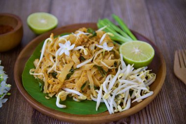 Yumurtalı Pad Thai. Popüler Tayland yemekleri