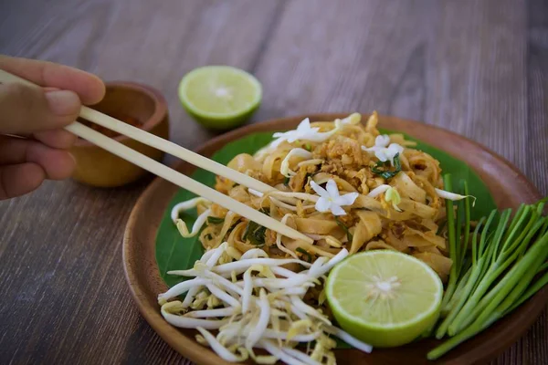 Pad Thai Mit Eiern Beliebte Thailändische Küche — Stockfoto