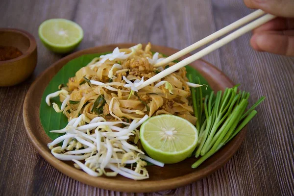 Pad Thai Mit Eiern Beliebte Thailändische Küche — Stockfoto