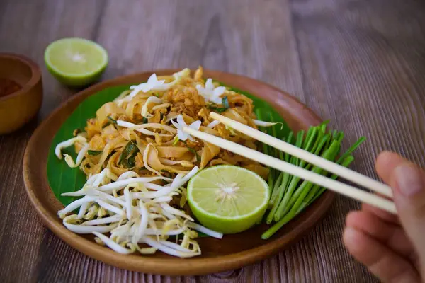 Pad Thai Mit Eiern Beliebte Thailändische Küche — Stockfoto