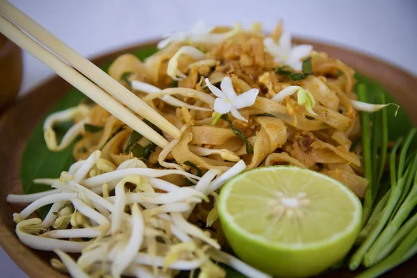 Pad Thai Mit Eiern Beliebte Thailändische Küche — Stockfoto