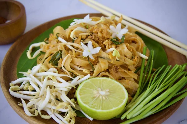 Pad Thai Mit Eiern Beliebte Thailändische Küche — Stockfoto
