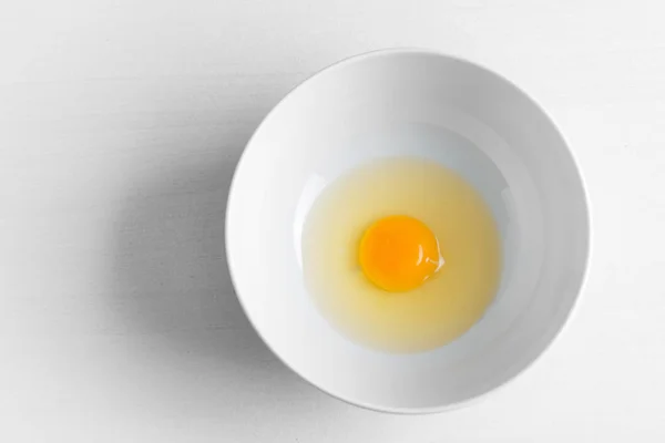 Свіжа сира яєчна миска на білому Ліцензійні Стокові Фото
