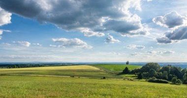 Bulutlar ile mavi gökyüzü altında Yaz manzara