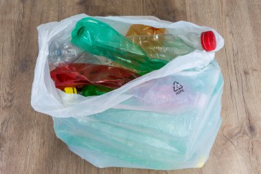 Pet şişelerde buruşuk bir taşıyıcı çanta.