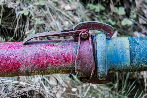 Kırmızı ve mavi boru close-up kaplin