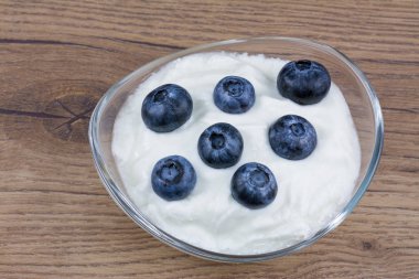 Yaban mersini yoğurt