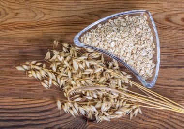 Ortak yulaf kulakları ve haddelenmiş yulaf kazık. Avena sativa