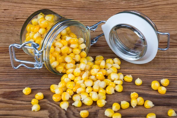 Haşlanmış mısır ahşap bir masaya döküldü