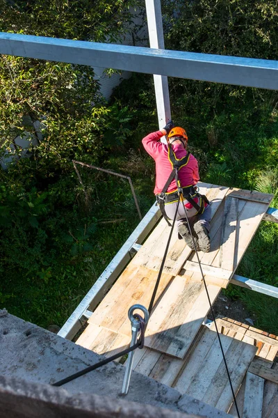 Säkerheten för arbete på höjder på konstruktion — Stockfoto