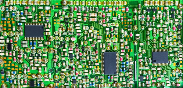 Placa de circuito impresso impressionante com muitas peças eletrônicas — Fotografia de Stock
