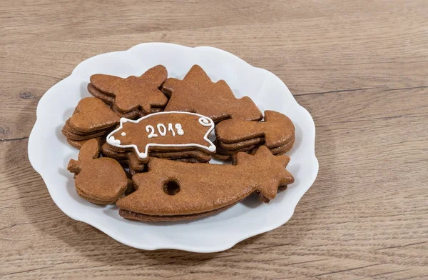 New Year's piggy for good luck from Christmas gingerbread — Stock Photo, Image