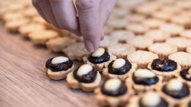 Tatlı kek çikolata Dolum ve badem ile yapım