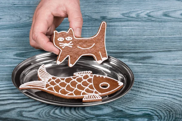 Cat and fish. Cute christmas gingerbreads on a silver tray — Stock Photo, Image