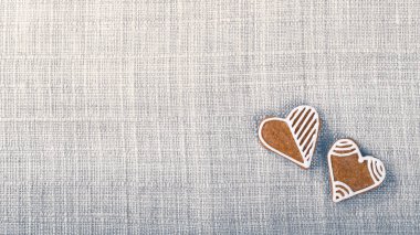 Yumuşak bir bez üzerinde iyi şans için iki tatlı gingerbreads