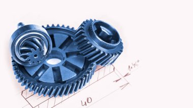 Arka planda bir teknik çizim ile mavi metal tornalama