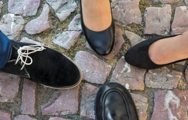 Dört ayak üzerinde tarihsel cobblestones resmi ayakkabı. Üstten Görünüm