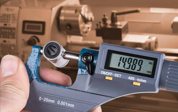 Detalle de la mano de trabajador calificado con medidor de tornillo de micrómetro digital — Foto de Stock