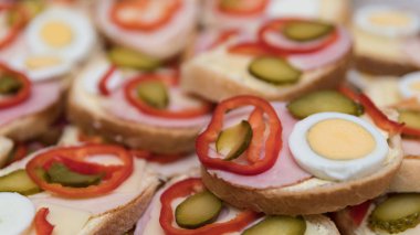 Açık yüzlü sandviç sosis ve bir arka plan olarak sebze ile