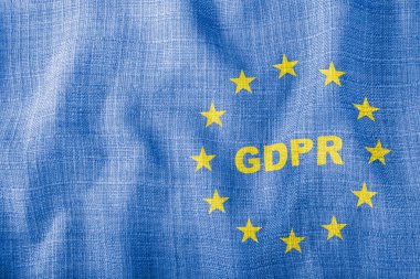 Mavi dalgalı kumaş üzerine AB işaretiyle Gdpr mektuplar