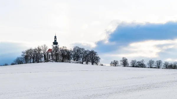 牧歌的な冬の風景にある教会。Kostelec、南ボヘミア州、ヨーロッパ — ストック写真