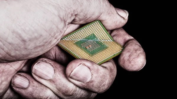 Špinavé ruce drtí mikroprocesor s kritickou chybu — Stock fotografie