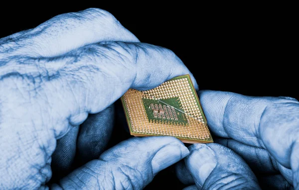 Mysterieuze handen vernietigen processor met kritieke fout — Stockfoto