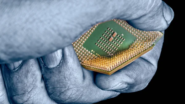 중요 한 결함으로 컴퓨터 칩을 파괴 하는 신비한 손 — 스톡 사진