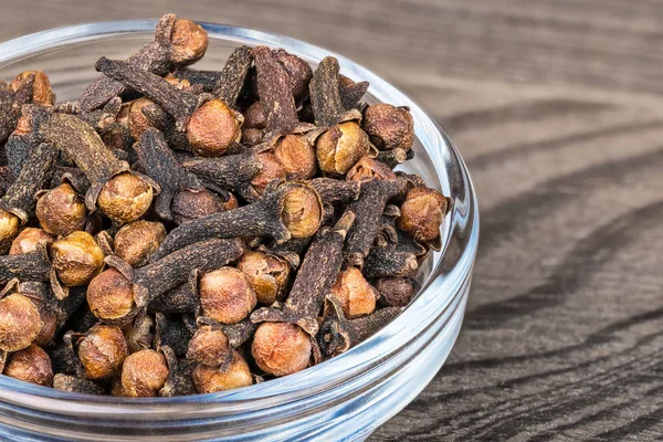 Close-up of spicy dried cloves in glass. Syzygium aromaticum — Stock Photo, Image