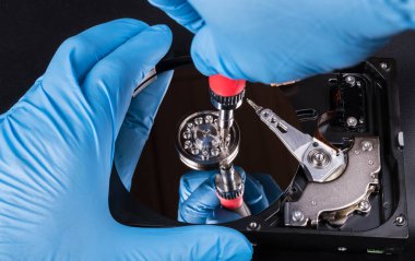 Saptamak-in sert yuvarlak yüzey götürmek. Elinde mavi eldiven