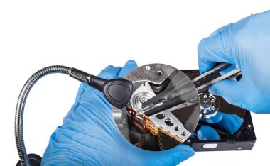 Saptamak-in sert yuvarlak yüzey götürmek. Tanılama yakın çekim. Elinde mavi eldiven