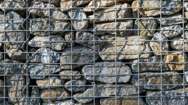 Gabion duvar dokusunu muhafaza ediyor. Tel örgü kafese istiflenmiş taşların yakınlaştırılması