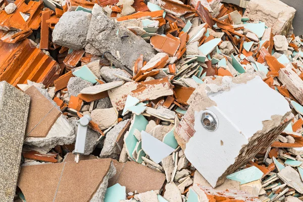 Λεπτομέρεια απόρριψης απορριμμάτων. Σωρός από σπασμένα τούβλα, κεραμίδια και τσιμέντο — Φωτογραφία Αρχείου