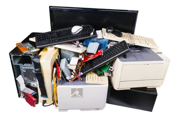 Pilha de peças de computador descartadas isoladas em fundo branco — Fotografia de Stock