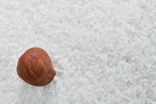Ядро фундук на білій кокосовій текстурі. Скріплена їжа — стокове фото
