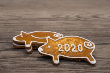 Yeni yıl 2020. Altın domuz şeklinde zencefilli kurabiye şans getirsin diye.