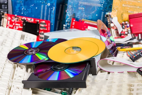 Hardware del computer smontato. Vecchi compact disc su pila e-waste — Foto Stock