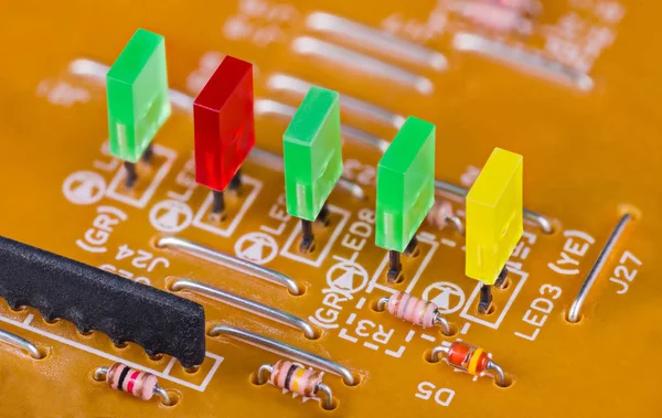Diodes électroluminescentes rectangulaires colorées en rangée sur le détail de la carte de circuit imprimé — Photo