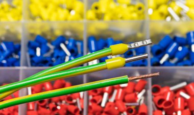 Yeşil elektrik iletkenleri üzerinde yalıtılmış kablo iğnesi uç terminalleri detayı